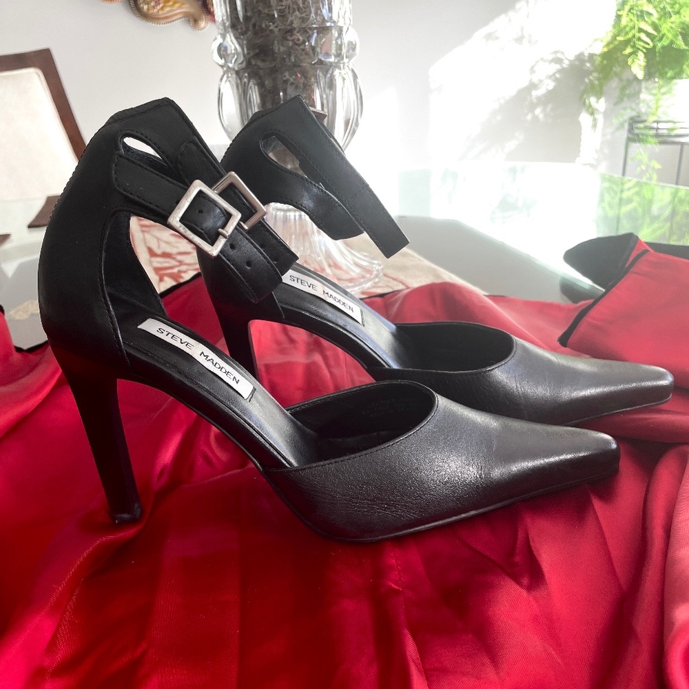 Black Pumps